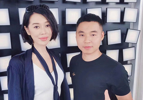 沈飞与知名女演员余男合影