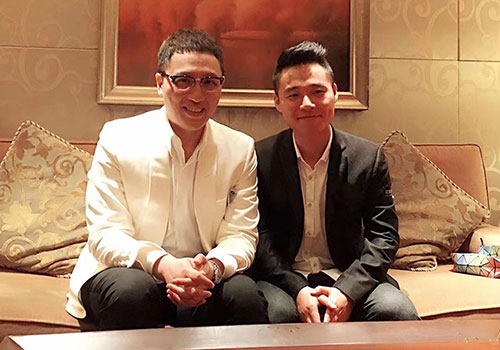 沈飞与著名主持人华少合影